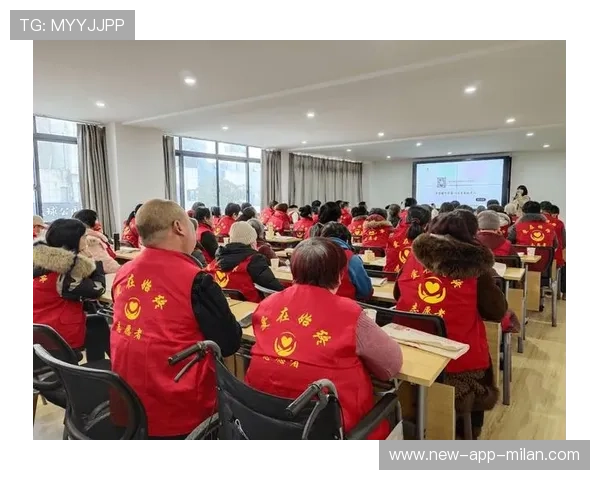 志愿者学习在池边提供引导、搀扶与情绪鼓励 志愿者学习在池边提供引导、搀扶与情绪鼓励